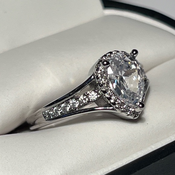 925 Sterling Silver Pear-Shaped Diamond Engagement Ring - Picture 4 of 11